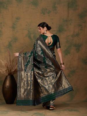 Forest green saree with large zari flower motifs 3