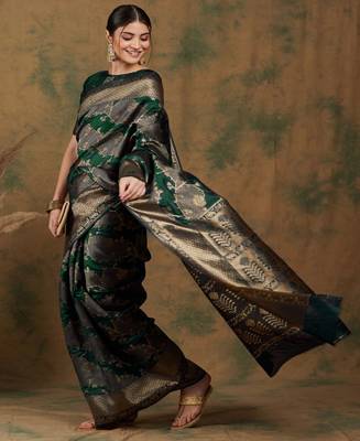 Forest green saree with large zari flower motifs 1