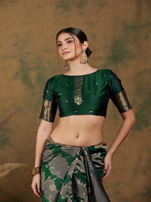 Forest green saree with large zari flower motifs 4