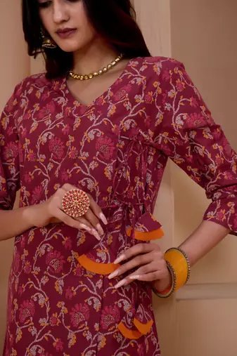 Maroon printed cotton v neck kurta sets