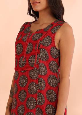  women'scambric cotton knee length traditional printed sleeveless notch neck regular fitted short kurti 5