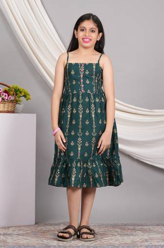 Yash gallery kids floral printed sleeveless smoking gathered dress (green)