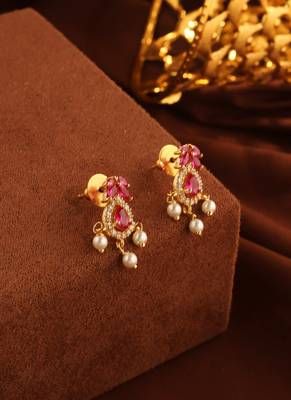 Pearl Necklace with Pink Stones and Gold Detailing 3