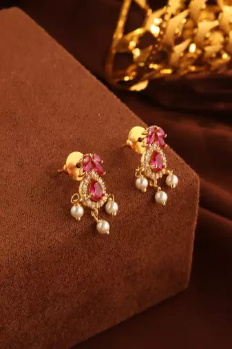 Pearl Necklace with Pink Stones and Gold Detailing