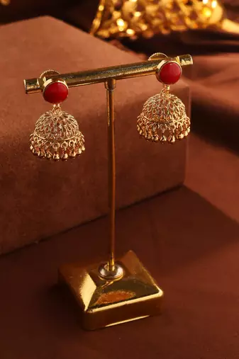 Elegant multilayer necklace with coral beads
