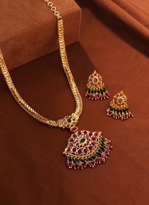 Gold chain necklace set with pink stone pendant 2