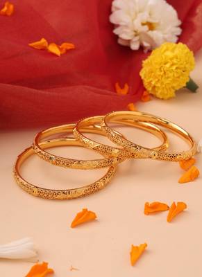 Set of 4 gold bangles with cutwork engraving 4