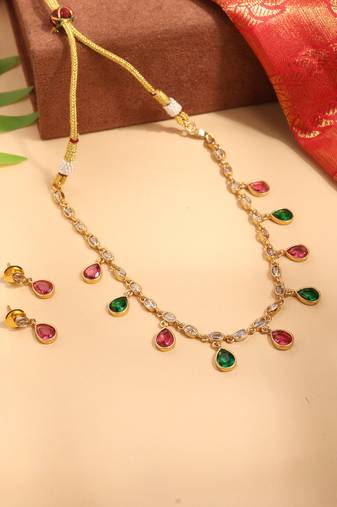 Delicate Gold Necklace Set with Red and Green Drop Stones