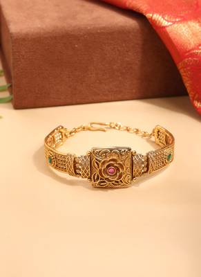 Gold Bracelet with Intricate Detailing 1