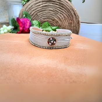 Adjustable size velvet white kunden stud  kanthi 1