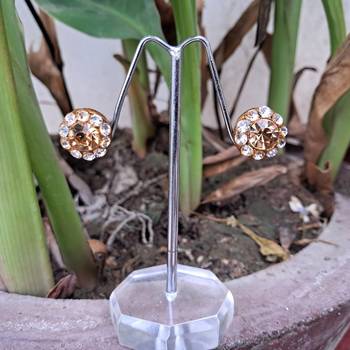 Size 1/2 inch  lakh golden stone stud tops 1