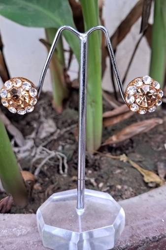 Size 1/2 inch  lakh golden stone stud tops