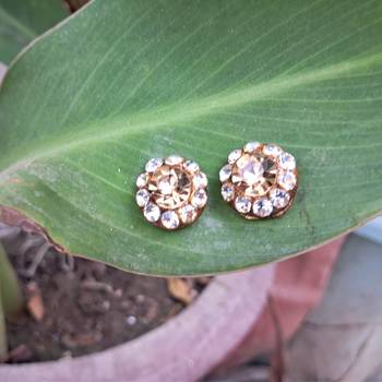 Size 1/2 inch  lakh golden stone stud tops 2