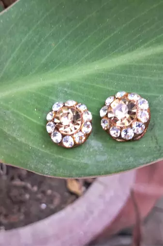 Size 1/2 inch  lakh golden stone stud tops