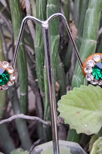 Size 1/2 inch  lakh golden stone stud tops