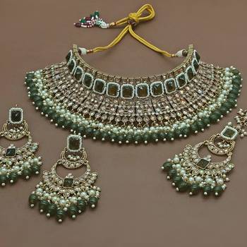 Exquisite pearl and jewel-encrusted bridal jewelry set mehndi color 1