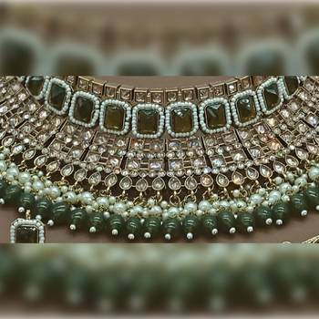 Exquisite pearl and jewel-encrusted bridal jewelry set mehndi color 2