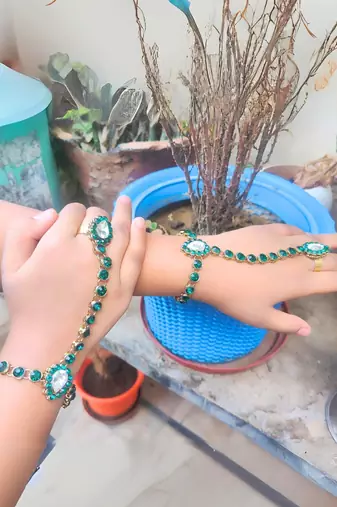 Adjustable size brass green stone stud  hath fool