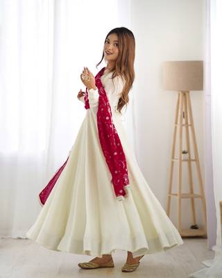 Soft Vichitra  Silk Fabric Fully Flair Kali Pattern And Canvas Patta Kurti With Dupatta And Pent 3