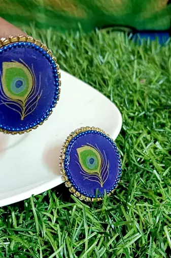 Handcrafted resin stud rs16