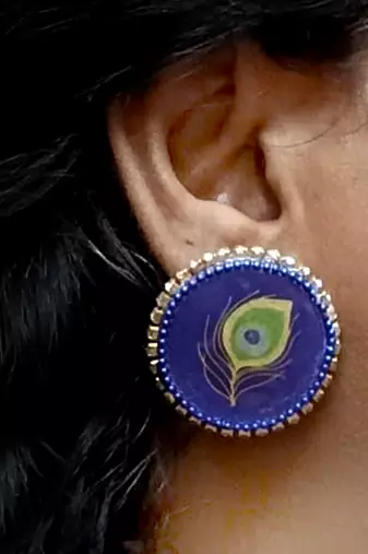 Handcrafted resin stud rs16