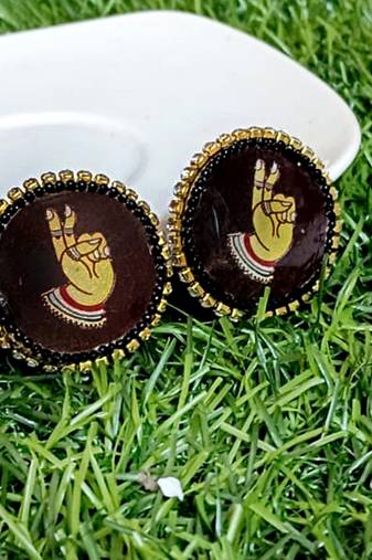 Handcrafted resin stud rs25