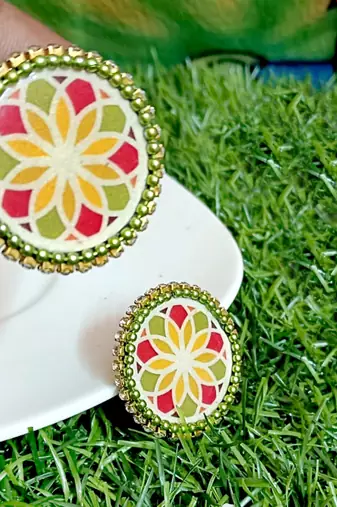 Handcrafted resin stud rs26