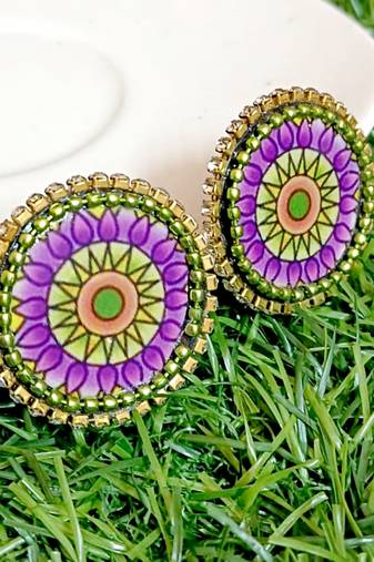 Handcrafted resin stud rs27