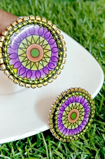 Handcrafted resin stud rs27