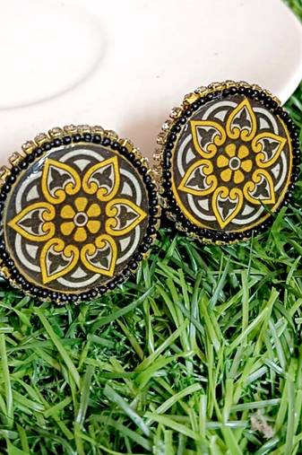 Handcrafted resin stud rs28