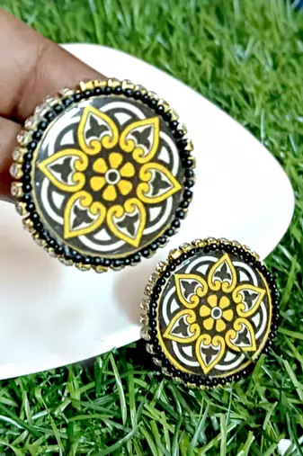 Handcrafted resin stud rs28