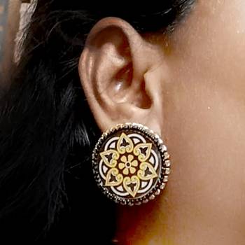 Handcrafted resin stud rs28 3