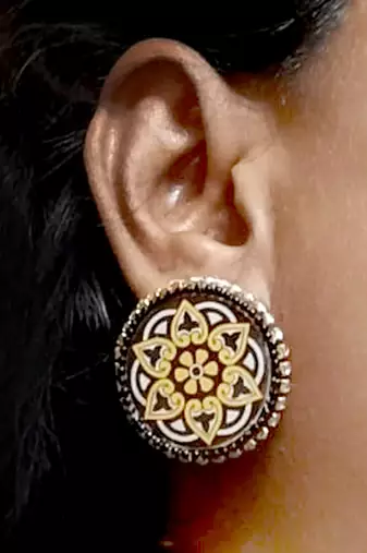 Handcrafted resin stud rs28
