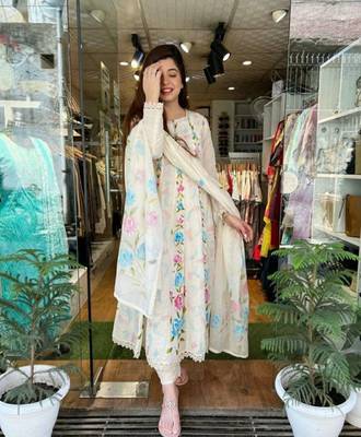 Heavy premium chicken shifli cotton fabric kurti with hand printed kurti and pant and mulmul dupatta 4