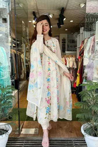 Heavy premium chicken shifli cotton fabric kurti with hand printed kurti and pant and mulmul dupatta