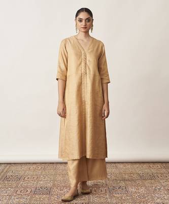 The gold beige silk tissue chanderi kurta & pants set 5