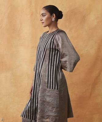 The raatrani silver & black striped silk tissue chanderi set 2