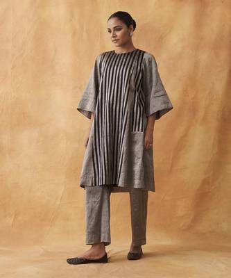 The raatrani silver & black striped silk tissue chanderi set 3