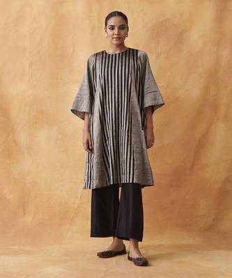 The raatrani silver & black striped silk tissue chanderi set 5