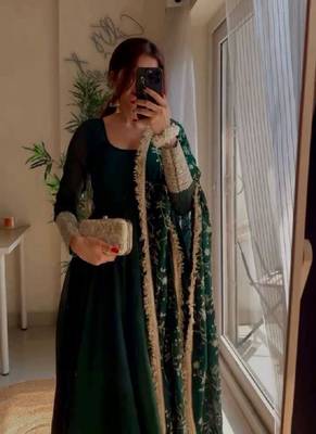 Green faux georgette embroidered kurta with & dupatta 2