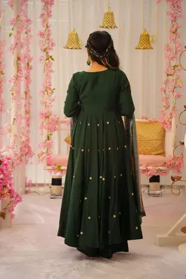Green art silk embroidered kurta wih pant & duppata 2