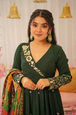 Green art silk embroidered kurta wih pant & duppata 3