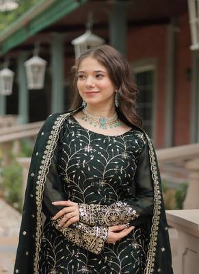 Green art silk embroidered kurta with pant & dupatta 3