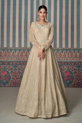 Cream art silk embroidered kurta with pant & dupatta 3