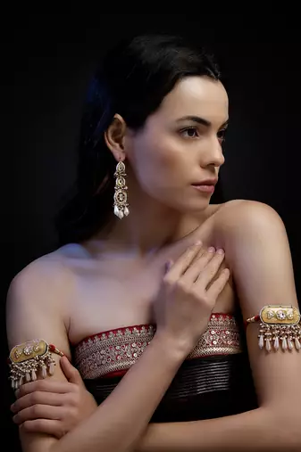 Husn-e-laal drop earring