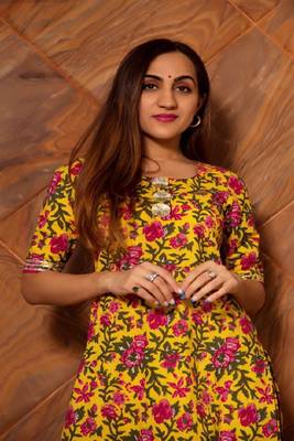 Women's Floral Printed Knee-Length Round Neck Kurta Set with Dupatta 2