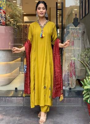 Gorgeous mustard chanderi silk embroidered kurta pant dupatta set 4