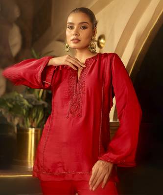 Red embellished kurta with flared pants 3