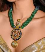 Glamourous green necklace