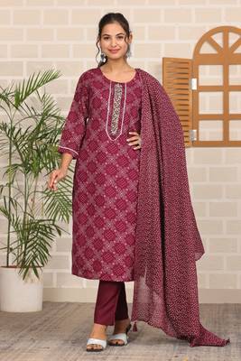 Maroon women printed aline kurta pant with dupatta set 3